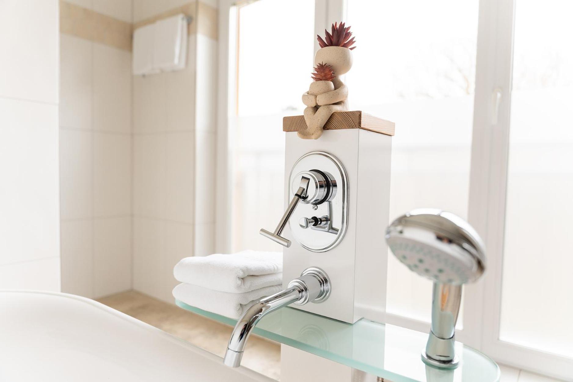Hotel Vier Jahreszeiten An Der Therme & Kliniken Bad Krozingen Naehe Freiburg & Schwarzwald Ideal Fuer Wellness Kur & Business Ausfluege 24H Check In- Wlan & Parken Gratis Exterior foto